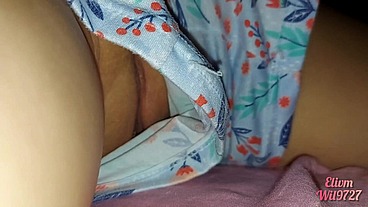 Mientras la muñeca de la casa ve porno le toco su coño muy mojado