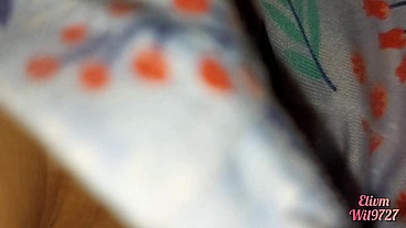 Mientras la muñeca de la casa ve porno le toco su coño muy mojado