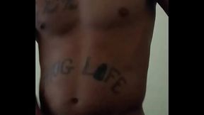 Rapaz novinho batendo uma deliciosa punheta