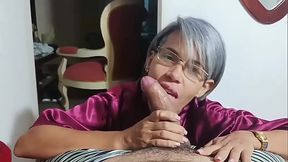 I fuck my stepmother on the furniture of the house while daddy cooks, what a great fuck, she swallows my semen.