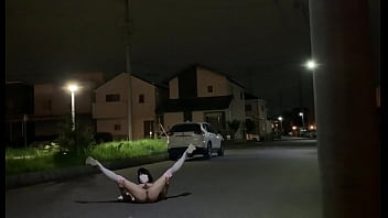 女装子まゆちゃんが深夜の静かな住宅街で大胆にも全裸になって大股開きして露出プレイを楽しむ