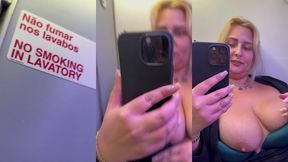 une exib dans l’avion pendant le vol hihiihih