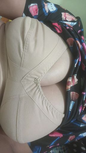 I Love to Squeeze Boobs and Enjoy It.