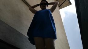 Upskirt pee in a outdoor public place avi