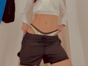 Experimentando roupa de academia no provador Parte 1