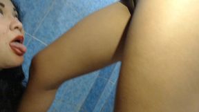 el mejor video de dos hermanastra meando una a la otra y siendo ambas orinadas por el marido terminando tomando una ducha lesbica juntas despues del trio