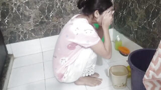 Gadis seksi pantatnya dihantam di kamar mandi