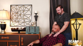 Der haarige, tätowierte, pummelige Bär Adam Snow wird in einem Fetisch-Clip von den jungen Kurt Jacobs und Chip Young oral befriedigt und gefickt.