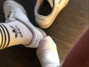 Tornato a casa da una corsetta, piedi sudati e calze sporche, vuoi farmi un massaggio?