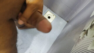 Indisk badrumsfantasi: solo-tonåring smeker hans tjocka desi-kuk till cumshot