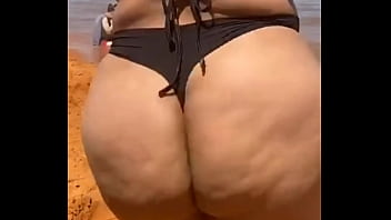 Tia bailando en tanga tiene un culote . Aunt dancing big ass on thong