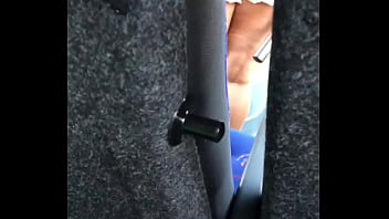 Bunda de gostosa descendo do bus&atilde_o