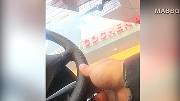 No tenía efectivo y el taxista me propuso coger en un motel para pagar por el viaje; acepté porque no tenía efectivo.