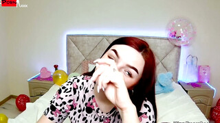 Hot redhead amateur babe on webcam