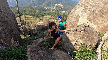 Dois machos fudendo a novinha no Pico do Cocuruto em Atibaia - Goddess Donabella
