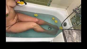 Bath with lemon