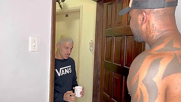 Negão tatuado dando leite a filho da vizinha que foi pedir açúcar bareback