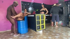 subrinha pega sua tia fodendo escondido com seu marido enquanto o tiu fica distraido na churrasqueira * bruna lopesxx *