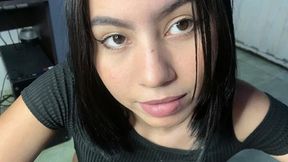 Joven latina amateur de 18 a&#x00F1;os chupa semen en boca desde POV