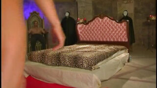 Blonde sletjes Stacy Silver en Lea De Mae in een hete viersom met orale seks, dubbele penetratie en anale penetratie.