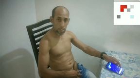 mi suegra me pilla en plena paja y me la termino follando
