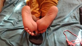 Brunette insists she adores her sexy feet