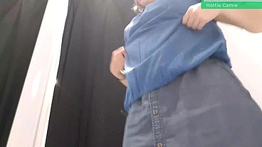 mi hermanastra me manda por whatsapp un video masturbandose en los vestidores del centro comercial