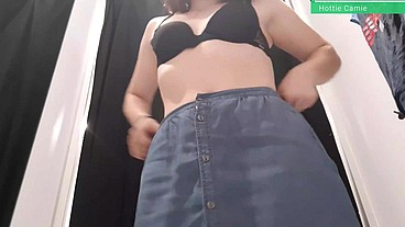 mi hermanastra me manda por whatsapp un video masturbandose en los vestidores del centro comercial