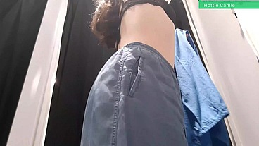 mi hermanastra me manda por whatsapp un video masturbandose en los vestidores del centro comercial