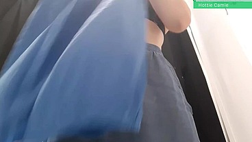 mi hermanastra me manda por whatsapp un video masturbandose en los vestidores del centro comercial