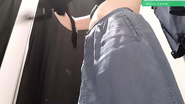 mi hermanastra me manda por whatsapp un video masturbandose en los vestidores del centro comercial