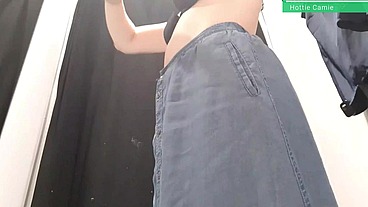 mi hermanastra me manda por whatsapp un video masturbandose en los vestidores del centro comercial