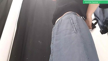 mi hermanastra me manda por whatsapp un video masturbandose en los vestidores del centro comercial