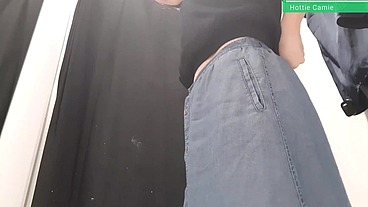 mi hermanastra me manda por whatsapp un video masturbandose en los vestidores del centro comercial