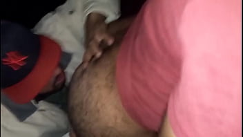 MALOCA SENTANDO NA PICA DURA DO AMIGO QUE FOI ASSISTIR O JOGO.