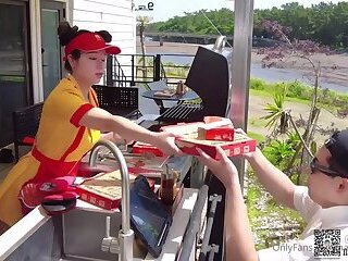 Con la mesera del restaurante
