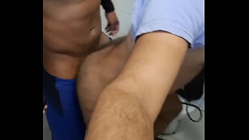 O sexo gay no banheiro publico sem camisinha &eacute_ muito mais gostoso.