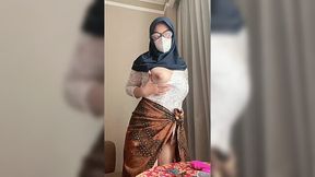 Indonesian in hijab stretches her bush till dripping wet