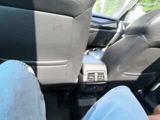 POMPINO IN TAXI - tassista guardone mi guarda mentre succhio un cazzo sulla sua auto ( Tami Tsunami - public - amateur - Italian )