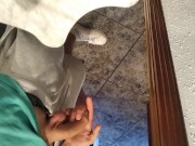 Cachondo se Saca el Pollon en el Ascensor y Despues en la Casa Azota su Verga