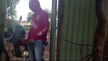 Madrasta gostosa com bund&atilde_o &eacute_ fodida pelo MOTOBOY bem dotado pelas costas do marido tarado