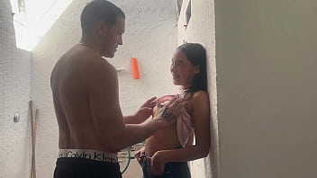 Sexo casero con la puta de mi hermanastra en el patio de ropa -porno en espanol