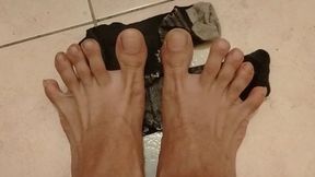 Sock Removal & Toe Play – Close-Up Soles and Foot Control ?