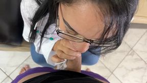 hermosa madrastra doctora debe de ayudar a su hijastro con su ereccion