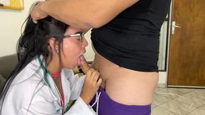 hermosa madrastra doctora debe de ayudar a su hijastro con su ereccion