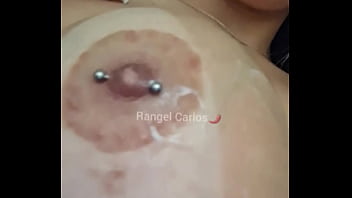 Lambendo tudinho que ele gozou nos meus peitos