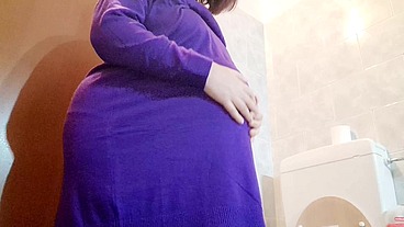 Big splash for pregnant italian milf