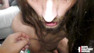 Grov POV-avsugning och långt hår från en ivrig ung slampa leder till stor dildo barbacka anal