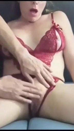 MILF Le Encanta Que Le Froten Su Gran Clitoris Y Que Le Agan Correrse