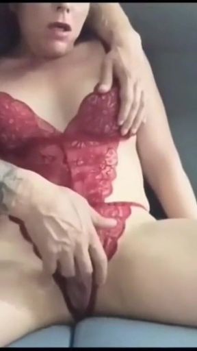 MILF Le Encanta Que Le Froten Su Gran Clitoris Y Que Le Agan Correrse
